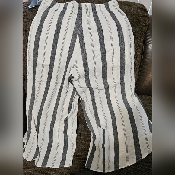 By and By Flowy Linen Capri Like pants - Picture 4 of 8